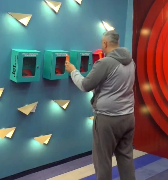 Rogerti thyen kutinë e emergjencës, ajo që gjeti nuk ishte ajo që priste