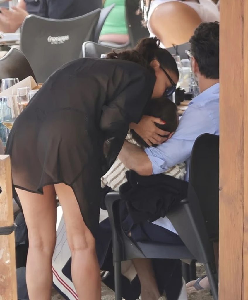 Eva Longoria shfaqet provokuese në Marbella, duke shijuar pushimet me bashkëshortin Jose Baston