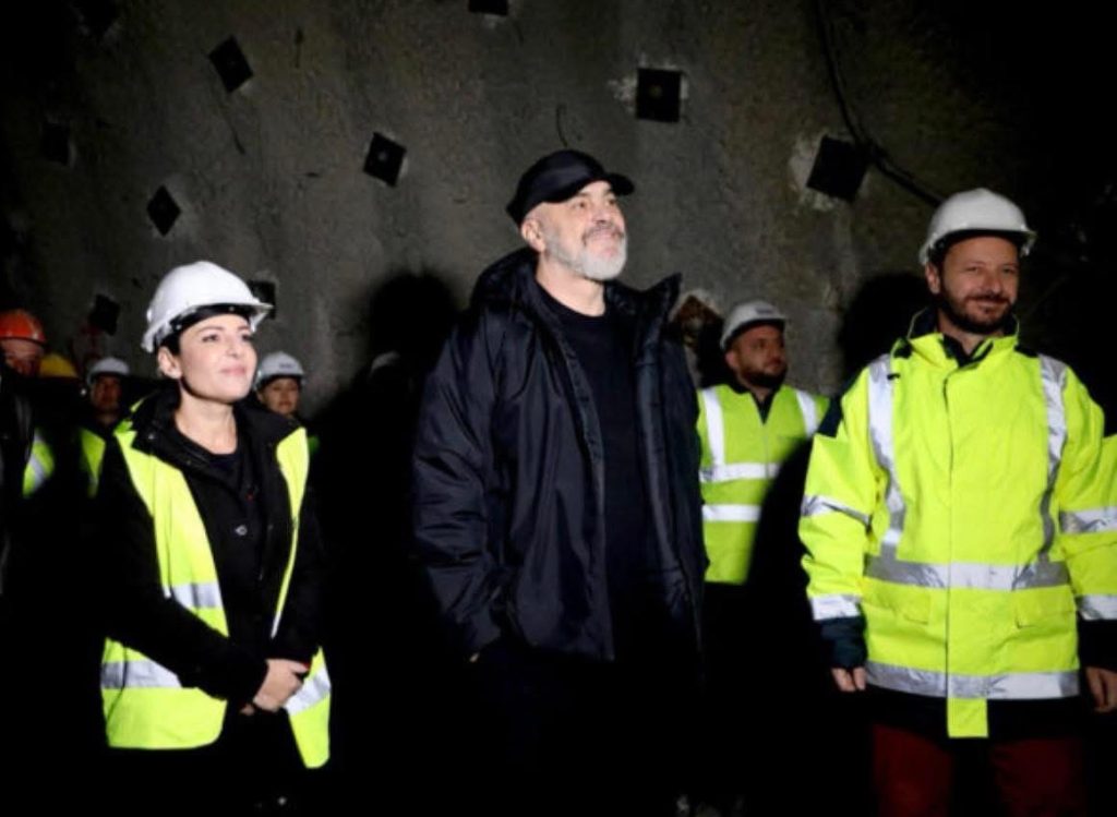 🛑190 mln euro te paguara nga shqiptaret, pa ura, por Rama vendos traun ne tunelin e Llogarase