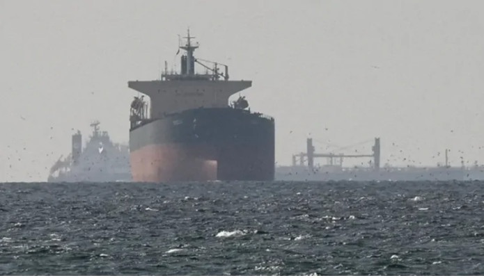 Kina sfidon bllokadën e SHBA-së, çisterna e naftës kalon Ngushticën e Hormuzit