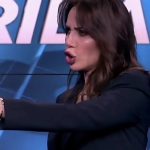 “Atë gishtin fute në…”/ Pasi e ofendoi, Grida Duma nxjerr nga studio të ftuarin! Përplasje sendesh nga nervozizmi… (VIDEO)