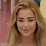 Elijona pozon në bikini nga Egjipti