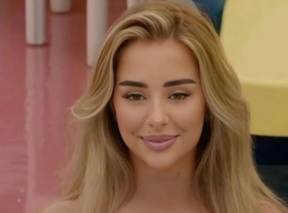 Elijona pozon në bikini nga Egjipti