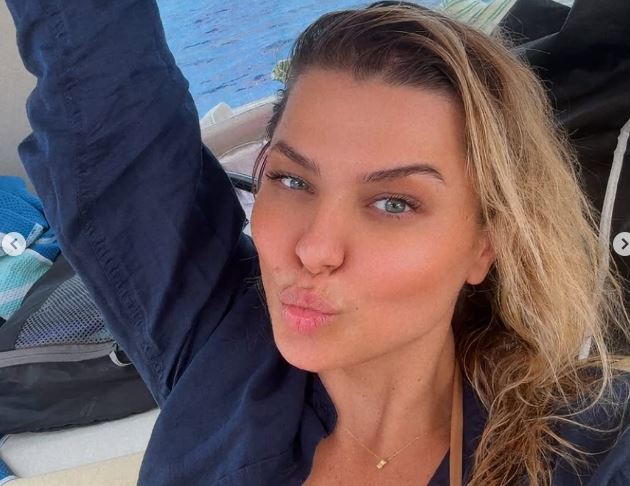 “Lëpirësa keni me mbet!”/ Rike Roçi ‘plas’ ndaj Meritonit në premierën e Luana Vjollcës